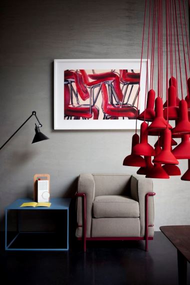 Το minimal decor συνδέεται άμεσα με το σοφιστικέ γκρι. Η ουδέτερη απόχρωση αναδεικνύει το έντονο κόκκινο χαρίζοντας δυναμικότητα στον χώρο.
