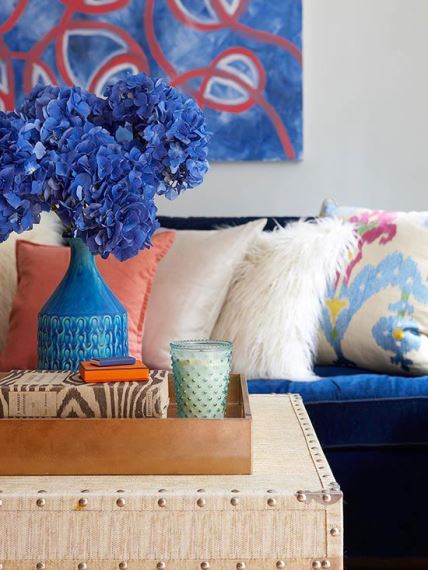 Το coffee table και ο τοίχος είναι δύο από τα σημεία που μπορείτε να εστιάσετε για μία εύκολη αλλαγή με ορατό αποτέλεσμα.