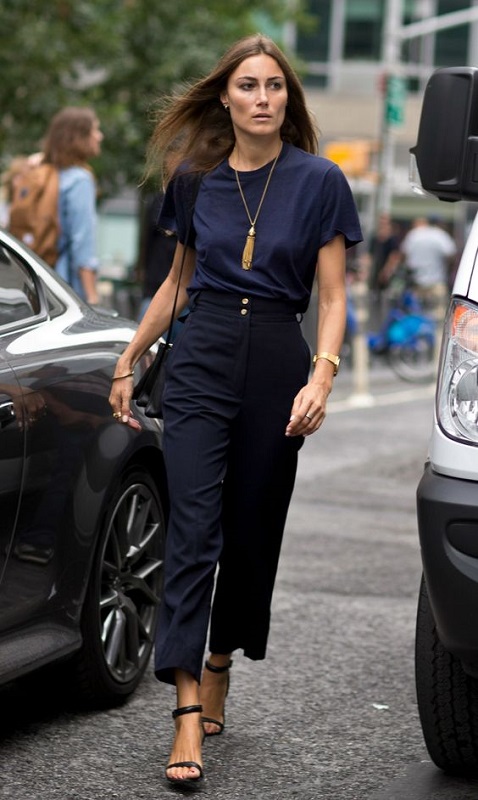 Τα cropped pants σε συνδυασμό με τα δύο αυτά χρώματα που μοιάζουν αρκετά μεταξύ τους θα κάνουν τη φιγούρα σας να φαίνεται πιο ψηλόλιγνη.