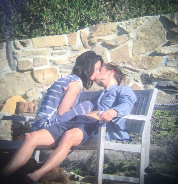 EXCLUSIVE: **PREMIUM EXCLUSIVE RATES APPLY**NO WEB UNTIL 5PM PST, MARCH 22, 2016** Katy Perry and Orlando Bloom kiss while enjoying a romantic ocean view