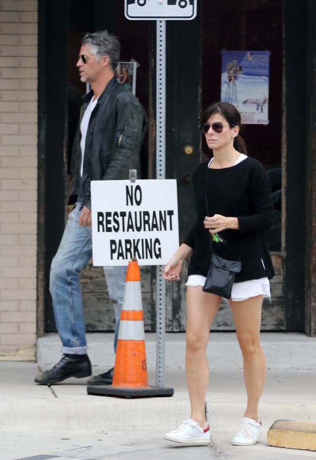 EXCLUSIVE: ** PREMIUM EXCLUSIVE RATES APPLY**  Sandra Bullock and boyfriend Bryan Randall picking up food from Sandra's sisters bakery in Austin