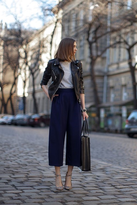 Επιλέξτε culottes σε σκούρο μπλε αντί για το αυστηρό μαύρο και συνδυάστε με το αγαπημένο σας ανοιξιάτικο leather jacket.