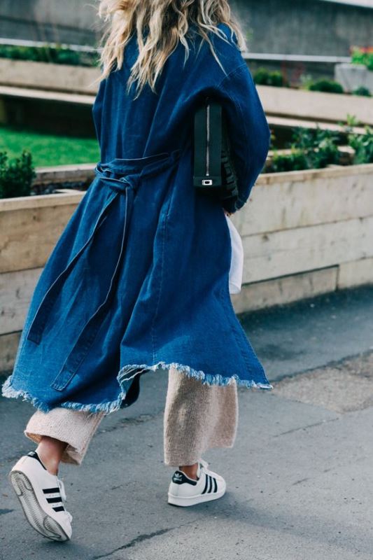 Επιλέξτε τον συνδυασμό cropped παντελονιού με sneakers και ένα denim πανωφόρι, συνδυάζοντας 3 τάσεις σε ένα χαλαρό city look.