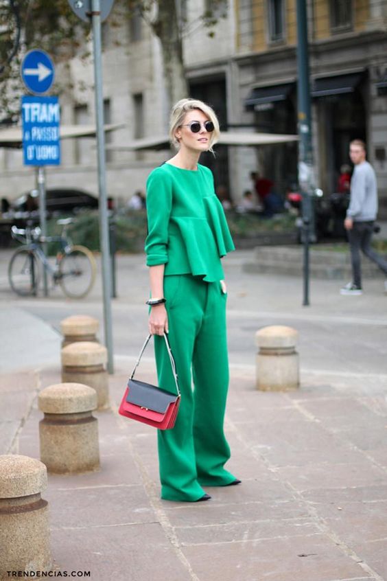 Επιλέξτε ένα total look σε μια έντονη απόχρωση. Το κλασικό λευκό και μαύρο είναι μεν κομψότατα, όμως ένα πιο φωτεινό χρώμα θα σας φτιάξει αυτόματα τη διάθεση. Μια καλή εναλλακτική είναι και τα παστέλ, σε περίπτωση που διστάζετε τους έντονους τόνους.