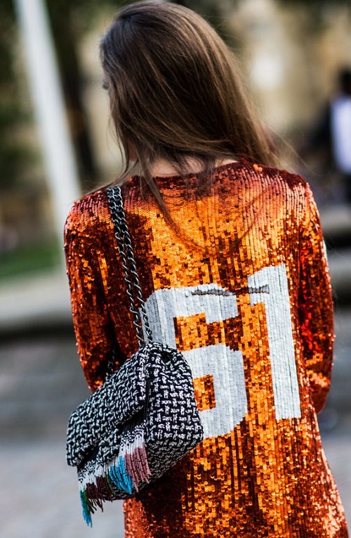 Επιλέξτε ένα jersey top σε αθλητικό στιλ ή συνδυάστε το με την πιο θηλυκή σας πλευρά, φορώντας ένα παρόμοιο κομμάτι με παγιέτες ή σε metallic απόχρωση.