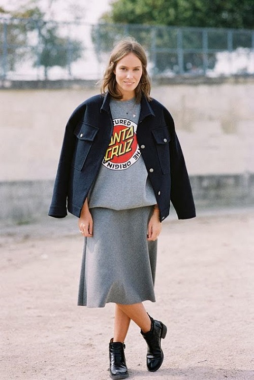 Τα T-shirts με cool στάμπες και μοτίβα θα δημιουργήσουν εγγυημένα ένα stylish urban ύφος, ακόμη κι αν τα φορέσετε με πιο girly κομμάτια.