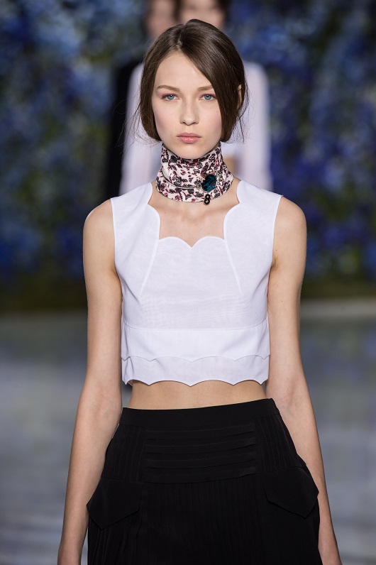 Ο Christian Dior προτείνει μια τέλεια εκδοχή του κλασικού choker, τυλίγοντας ένα μαντήλι γύρω από τον λαιμό.
