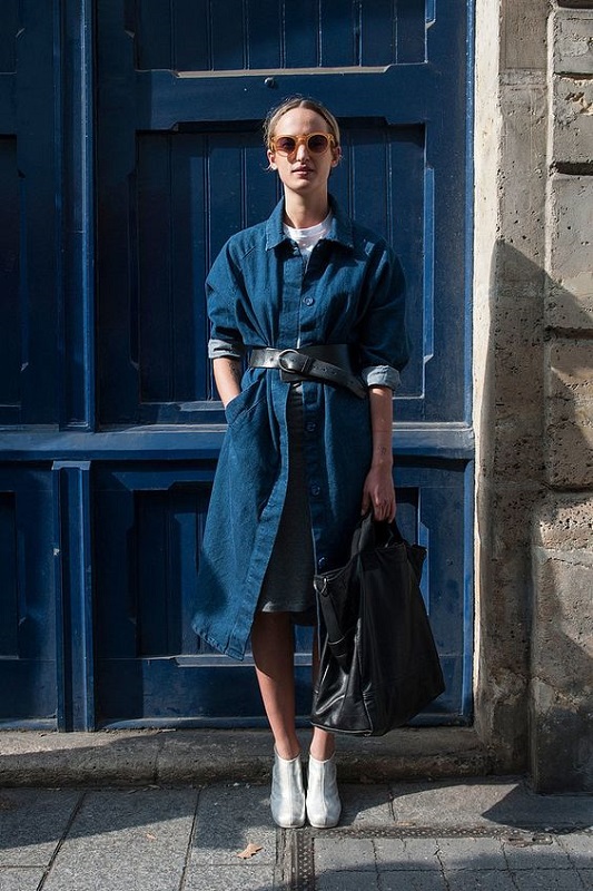 Τα denim πανωφόρια παραμένουν trend και την άνοιξη και ταιριάζουν ιδανικά με αξεσουάρ σε μαύρο χρώμα.