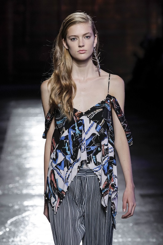 Η τάση του single earring κάνει θραύση φέτος, με τα looks του Emilio Pucci να μην αποτελούν εξαίρεση.