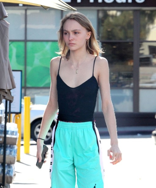 lily-rose-depp-scary-skinny-weight-arms-02