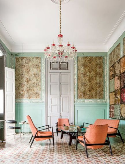 Σε ένα κλασσικό decor λίγες λεπτομέρειες με μαύρο τονίζουν την mix & match αισθητική.