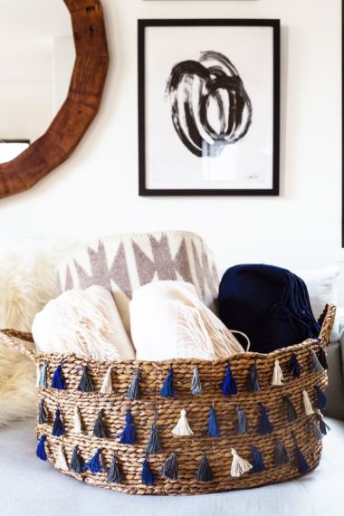 DIY ιδέα για ένα boho καλάθι. Ράψτε επάνω του μικρές φούντες στο αγαπημένο σας χρώμα.
