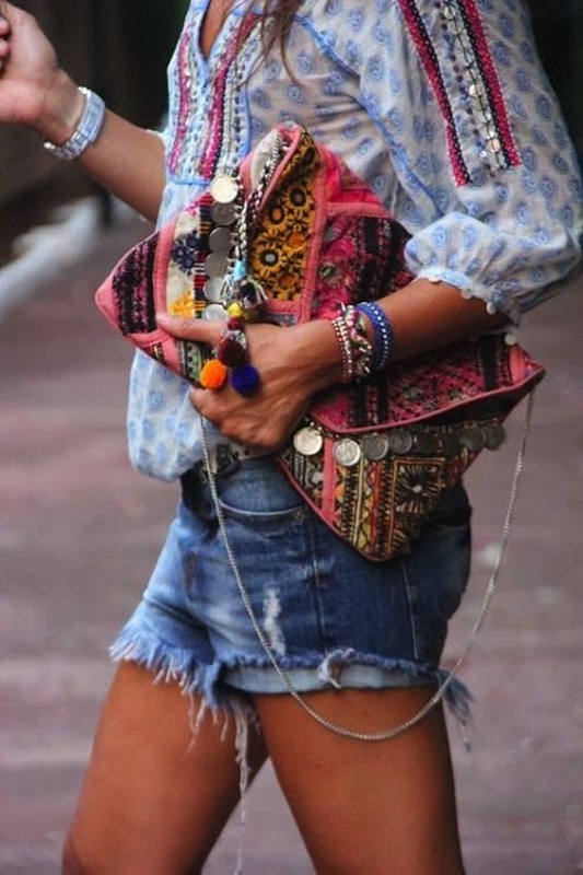 Ολοκληρώστε το look σας με μια τσάντα σε ethnic στιλ, για να υιοθετήσετε το trend με τον πιο εύκολο τρόπο.
