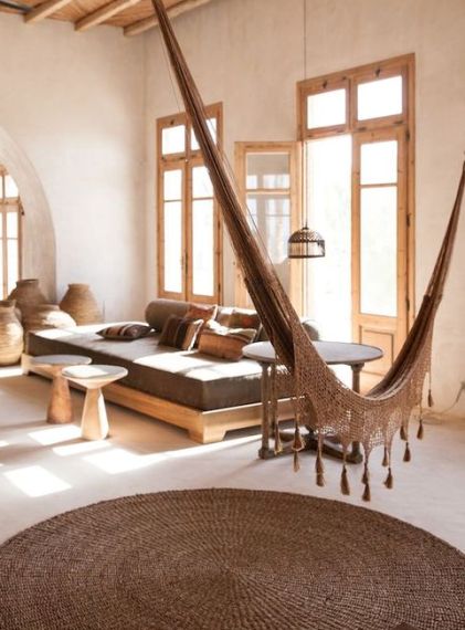 Στην boho και συγχρόνως minimal διακόσμηση μία αιώρα δεν είναι ποτέ υπερβολική.