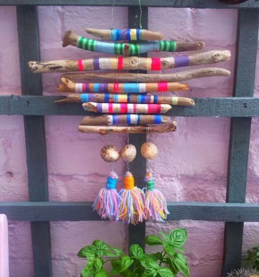 Δημιουργήστε ένα wall hanging με πολύχρωμα ξυλάκια που μπορείτε να τα βάψετε και μόνοι.