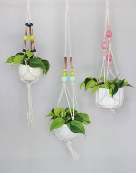 Κρεμάστε τις μικρές γλάστρες σε boho macrame.