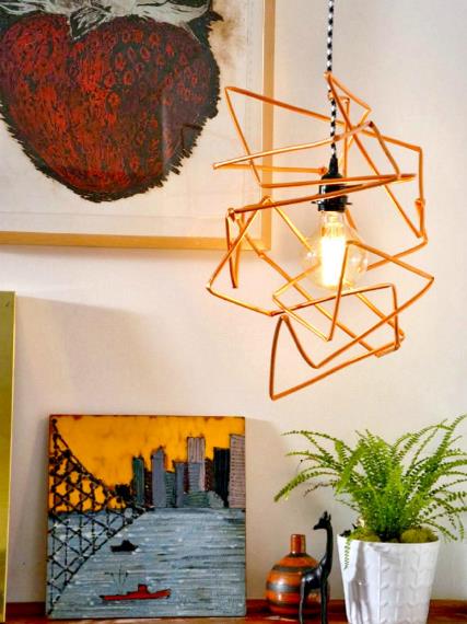 Τα μοντέρνα φωτιστικά με γεωμετρικό design ξεχωρίζουν.