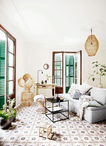 Τα bamboo φωτιστικά και λεπτομέρειες πρωταγωνιστούν.