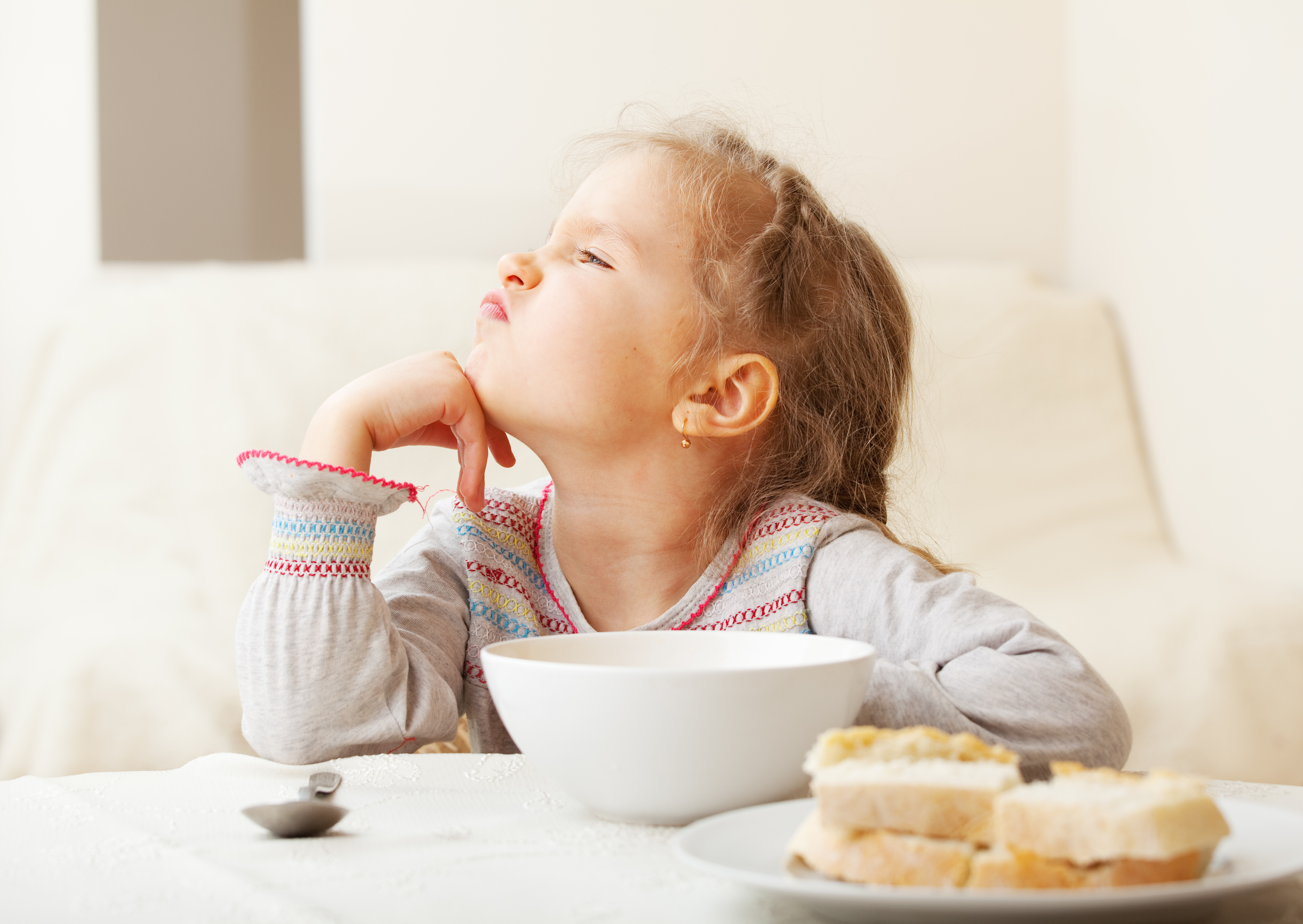 girl-does-not-want-to-eat