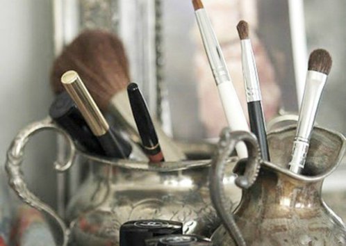 Χρησιμοποιείστε τα ασημικά σας για να αποθηκεύετε τα καλλυντικά σας.