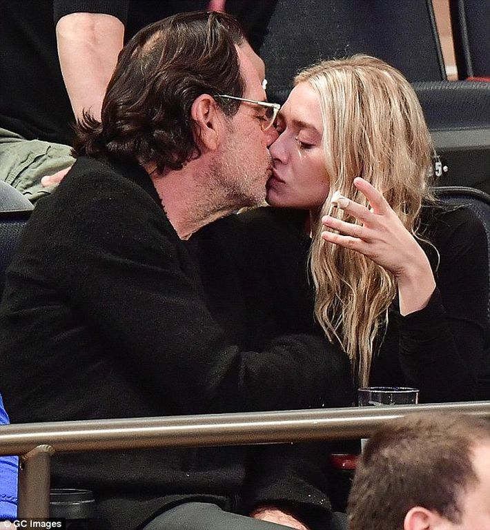 3a3be40100000578-3924166-sealed_with_a_kiss_ashley_olsen_has_confirmed_her_rumoured_roman-m-7_1478796634746