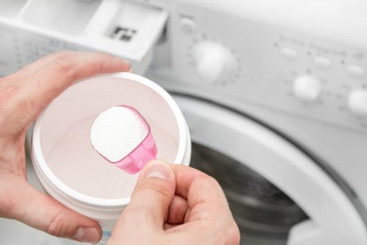 Μην ρίχνετε περισσότερη ποσότητα απορρυπαντικού από όση αναγράφεται στις οδηγίες της συσκευασίας.