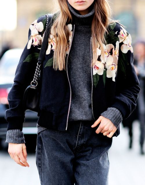 Bomber jackets. Σε αθλητικό ύφος, σε metallic αποχρώσεις, με έντονα prints και κεντήματα. Αυτά τα jackets ήρθαν για να μείνουν φέτος.