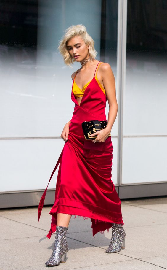 Slip dresses. Τα είδαμε φορεμένα μόνα τους, φορεμένα με T-shirts από μέσα, φορεμένα κάτω από πουλόβερ.