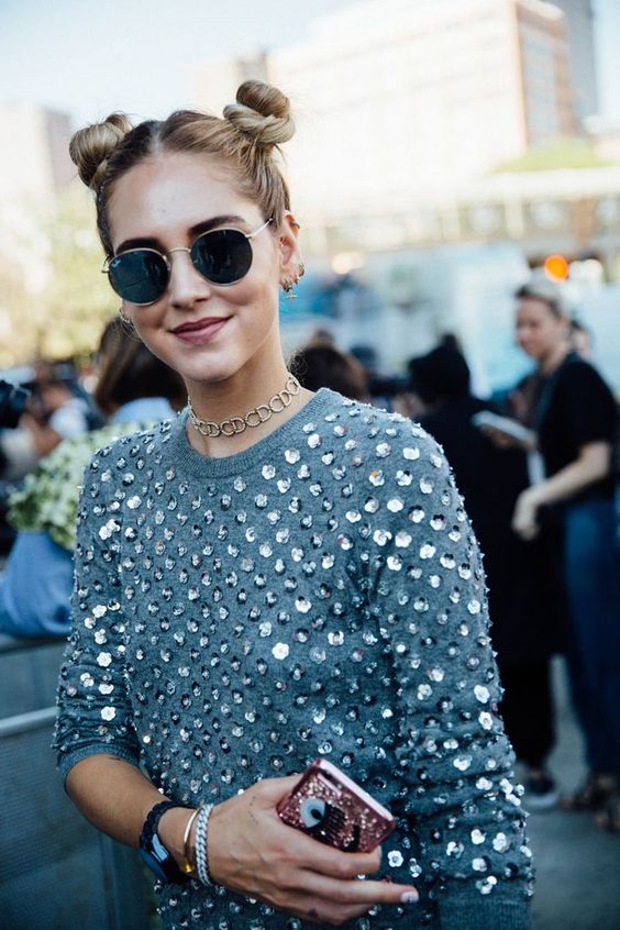 Chokers. Αν πρέπει να επιλέξουμε ένα αξεσουάρ, είναι αυτό. Βελούδινα, δερμάτινα, με διακοσμητικά ή όχι, τα chokers ήταν οι πρωταγωνιστές φέτος.