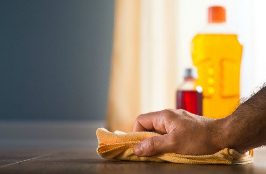 Απλά περιλούστε το πάτωμά σας με μπλε οινόπνευμα.