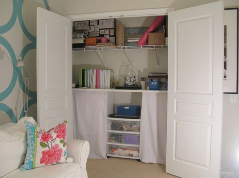 Επιλέξτε τις απλές και συνηθισμένες πόρτες για τις ντουλάπες σας στο χρώμα που ταιριάζει στο χώρο σας.