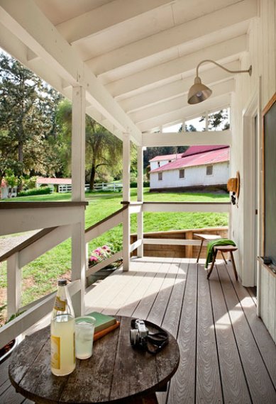 Εξωτερικά, το ξύλινο deck στο δάπεδο αποτελεί ένα ακόμη χαρακτηριστικό της παραδοσιακής αρχιτεκτονικής της χαριτωμένης κατοικίας.