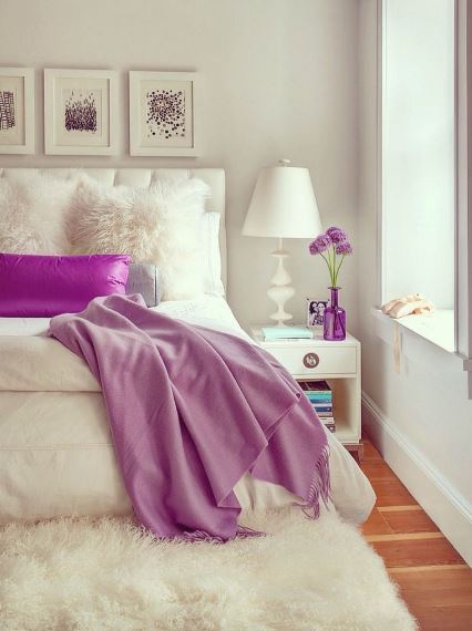 Ακόμα και ένα χρωματιστό μαξιλάρι με μία κουβέρτα και ένα αξεσουάρ μπορούν να χαρίσουν ένταση σε ένα λευκό υπνοδωμάτιο.