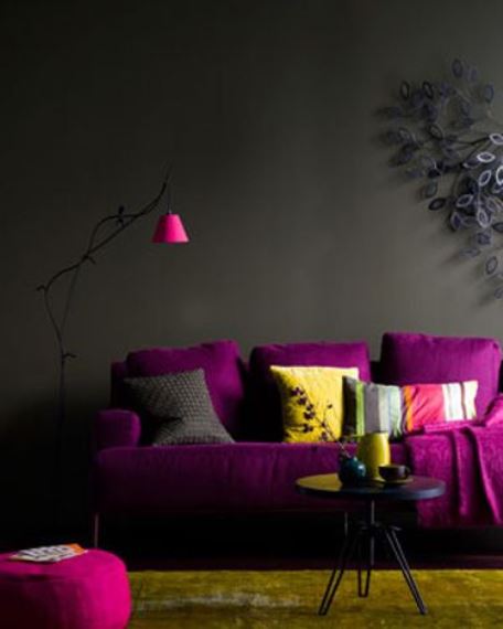 Ένας σκούρος τοίχος σε καφέ ψυχρό χρώμα μπορεί να γίνει το καλύτερο φόντο το οποίο θα αναδείξει το έντονο χρώμα του καναπέ σας.