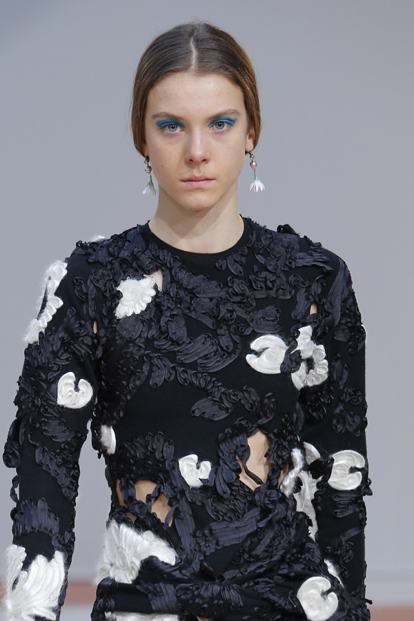 Τα σκουλαρίκια μονοπωλούν το ενδιαφέρον, τουλάχιστον όσον αφορά τα κοσμήματα. (Celine) - See more at: http://www.missbloom.gr/fashion/fashion-trends/28892/articles/61603/artimg/fthinoporo/xeimonas-2015-16--oi-koryfaies/article.aspx#gallery_an