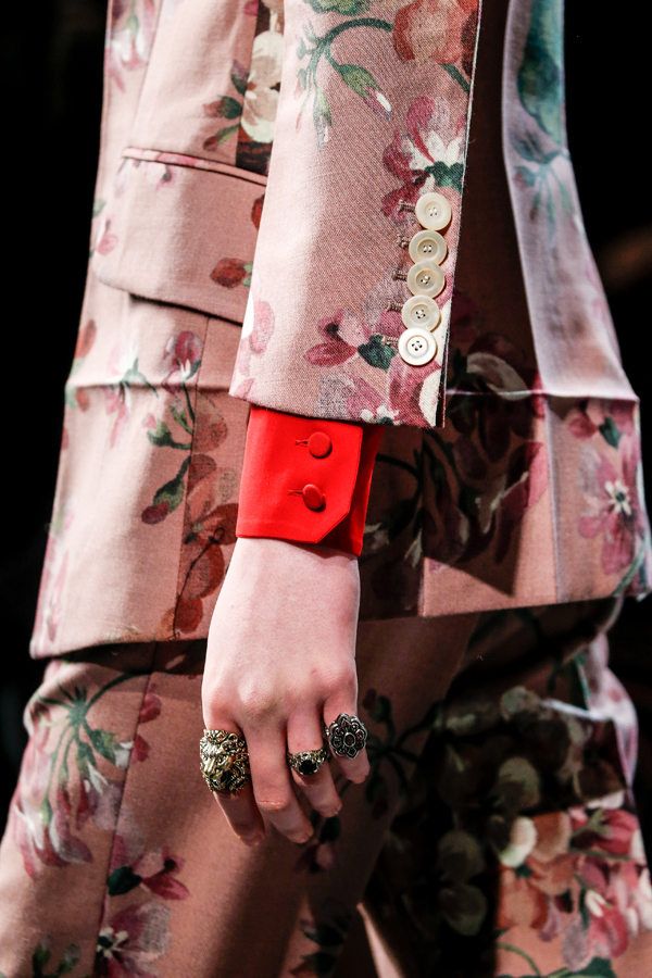 Tα δαχτυλίδια θυμίζουν οικογενειακά κειμήλια. (Gucci) - See more at: http://www.missbloom.gr/fashion/fashion-trends/28892/articles/61607/artimg/fthinoporo/xeimonas-2015-16--oi-koryfaies/article.aspx#gallery_an