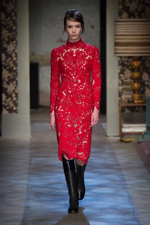 Φέτος, το δαντελένιο φόρεμα θέλει να γίνει edgy. (Erdem) - See more at: http://www.missbloom.gr/fashion/fashion-trends/28892/articles/61611/artimg/fthinoporo/xeimonas-2015-16--oi-koryfaies/article.aspx#gallery_an