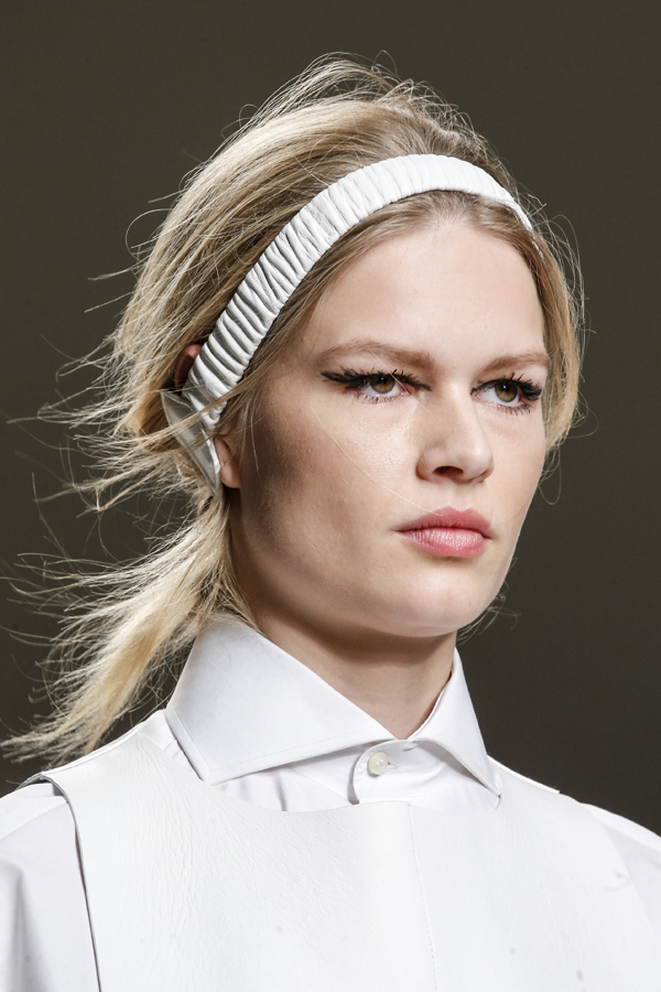 «Aναβάθμισε» το hairstyle σου με ένα όμορφο headband, επιλέγοντας ένα χρώμα που έχει και το outfit σου. (Fendi) - See more at: http://www.missbloom.gr/fashion/fashion-trends/28892/articles/61614/artimg/fthinoporo/xeimonas-2015-16--oi-koryfaies/article.aspx#gallery_an