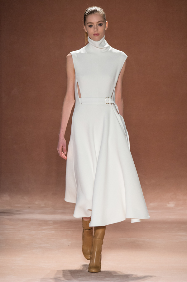 To λευκό φόρεμα φιγουράρει στην κορυφή της wishlist κάθε μινιμαλίστριας. (Victoria Beckham) - See more at: http://www.missbloom.gr/fashion/fashion-trends/28892/articles/61616/artimg/fthinoporo/xeimonas-2015-16--oi-koryfaies/article.aspx#gallery_an
