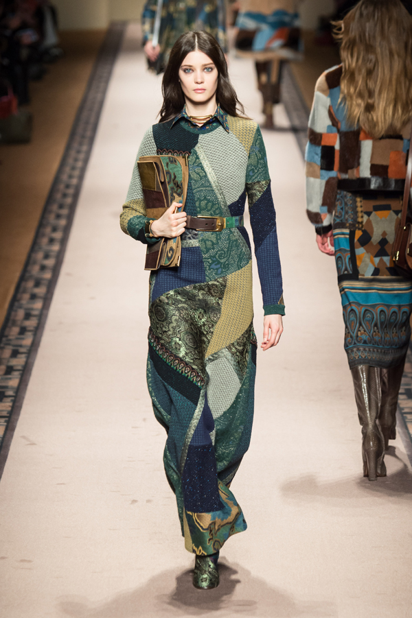 Τα patchworks κυριαρχούν στις φετινές συλλογές και επιβεβαιώνουν πως δεν τελειώσαμε ακόμα με τα 70s. (Etro) - See more at: http://www.missbloom.gr/fashion/fashion-trends/28892/articles/61619/artimg/fthinoporo/xeimonas-2015-16--oi-koryfaies/article.aspx#gallery_an