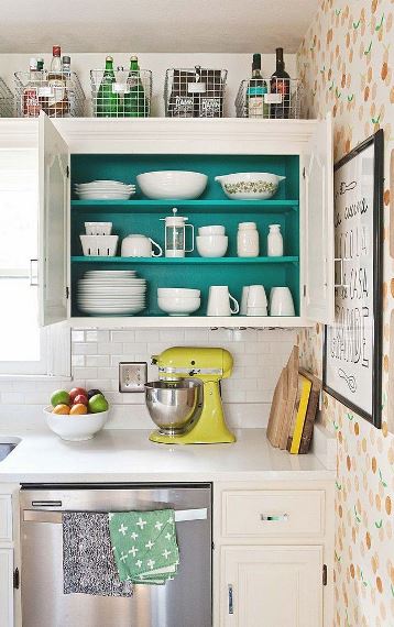 Η κουζίνα είναι ένα ακόμη σημείο που αγαπά το χρώμα. Μην ξεχάσετε όμως να την οργανώσετε καλά ώστε να είναι πάντα καθαρή. Τα μικρά καλάθια και τα ράφια είναι ιδιαίτερα χρήσιμα.
