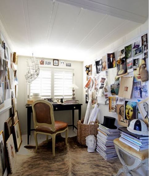 Σε ένα δωμάτιο που περισσότερο χρησιμοποιείτε ως αποθήκη εντάξτε ένα vintage γραφείο και μετατρέψτε το στον δικό σας άκρως προσωπικό χώρο με artistic touch.