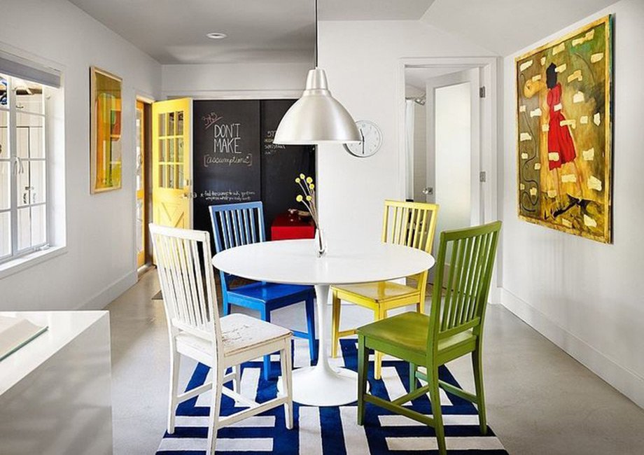 Ζωντανέψτε μια μονότονη λευκή κουζίνα βάφοντας τις καρέκλες σε διαφορετικά χρώματα.