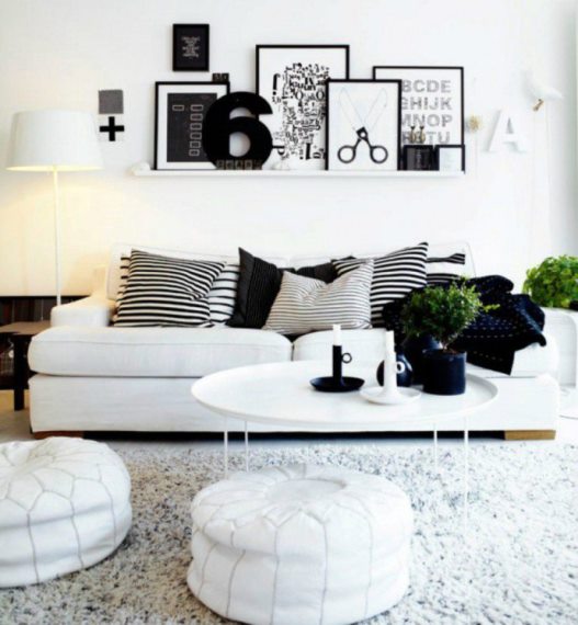Τα λευκά ή μαύρα δερμάτινα πουφ ταιριάζουν σε ένα σπίτι με μοντέρνα διακόσμηση.
