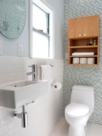 Τα μικρά μπάνια δεν έχουν ανάγκη από ιδιαίτερο decor αλλά από οργάνωση. Όσο λιγότερα αντικείμενα έχετε μέσα σε αυτό τόσο το καλύτερο.