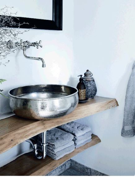 Ο συνδυασμός μέταλλου με ξύλο θεωρείται ιδανικός για ένα μοντέρνο και συγχρόνως rustic μπάνιο.