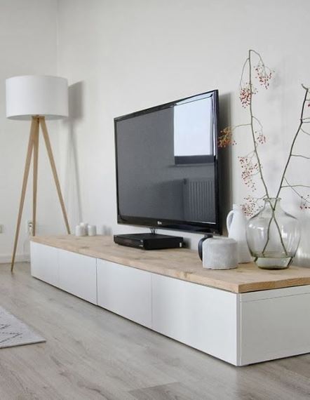Σε μακρόστενο καθιστικό το έπιπλο τηλεόρασης με αποθηκευτικό χώρο μπορεί να «γεμίσει» το άδειο σημείο χωρίς να το «φορτώσει».