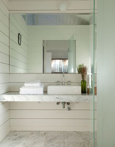 Μπάνιο σε λευκές και υπόλευκες αποχρώσεις με μαρμάρινο δάπεδο και πάγκο. Ο επικαθήμενος νιπτήρας είναι η ιδανικότερη επιλογή στη συγκεκριμένη περίπτωση.
