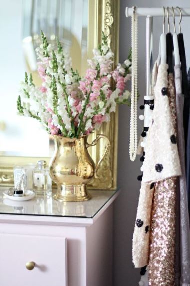Ένα βάζο με φρέσκα λουλούδια και μία βοηθητική κρεμάστρα για τα ρούχα που σκοπεύετε να φορέσετε άμεσα θα κάνουν αισθητή τη διαφορά.
