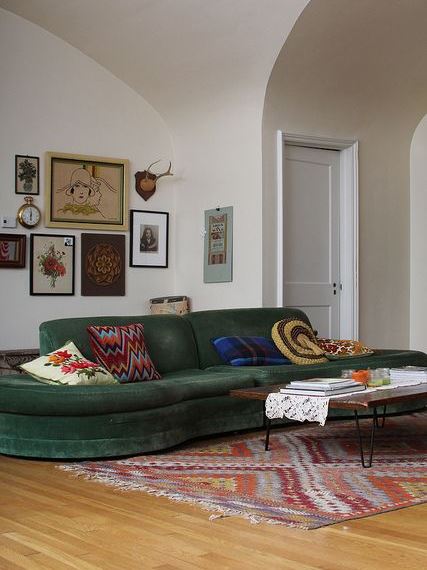 Vintage διακόσμηση που συνδυάζεται περισσότερο με ethnic στοιχεία όπως το κιλίμι και πολύχρωμα boho μαξιλάρια. Ο λαδί καναπές αποτελεί τον πυρήνα του χώρου και αναδεικνύει κάθε στοιχείο του.